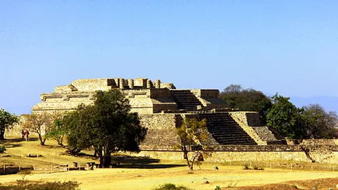 卢卡库强势突破防线，精准射门连入两球，助力球队取得两球优势