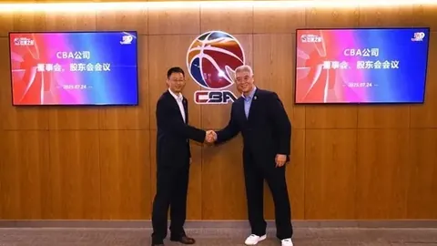 詹姆士女儿模仿爸爸蓄胡庆祝，再现经典霸气瞬间。